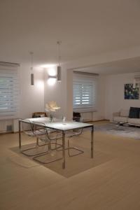 a living room with a table and a couch at Casa Annadelia in Silvi Paese