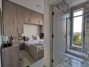1 dormitorio con 1 cama y ducha acristalada en Hotel MonteNino, en Bar