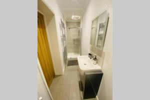 Ένα μπάνιο στο Luxury Apartment-Golden Triangle, Parking & Garden +15 φωτογραφίες