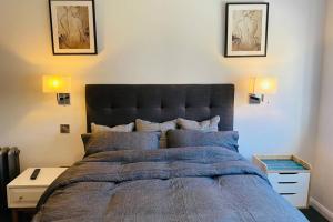 Tempat tidur dalam kamar di Luxury Apartment-Golden Triangle, Parking & Garden
