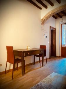 een eetkamer met een houten tafel en stoelen bij del posto in Parma