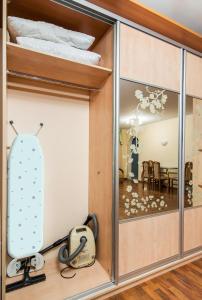 ajar glass door of ajar room with ajarartmentsangering at kvartirkoff na Levka Lukyanenko 13a in Kyiv