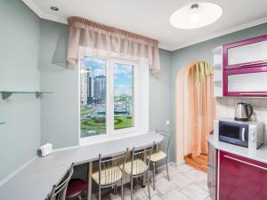 a kitchen with a table and chairs and a window at kvartirkoff na Levka Lukyanenko 13a in Kyiv