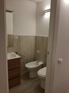 bagno con lavandino, servizi igienici e specchio di Alba Del Borgo a Recanati