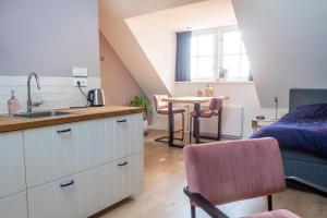 a kitchen and bedroom with a sink and a bed at B&B De Herenboer in Opeinde
