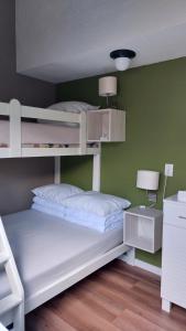 Tempat tidur susun dalam kamar di Vakantiehuis Jade