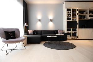 Ruang duduk di Amrai Suites