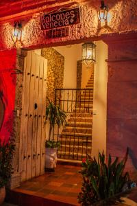 una entrada a un restaurante con puerta y escaleras en Balcones de Venecia, en Cartagena de Indias