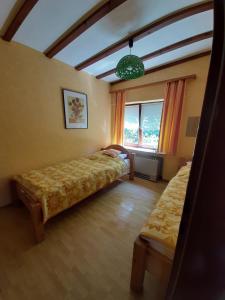 Postel nebo postele na pokoji v ubytování Ferienhaus Chalet Cottage Ourtalblick 2km von Vianden-Lux