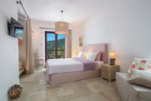 Postel nebo postele na pokoji v ubytování Amapola Boutique Villas with Sea Access - Agapi + 37 fotografií