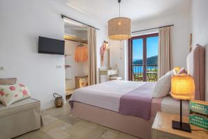 Postel nebo postele na pokoji v ubytování Amapola Boutique Villas with Sea Access - Agapi
