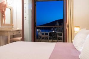 Postel nebo postele na pokoji v ubytování Amapola Boutique Villas with Sea Access - Agapi