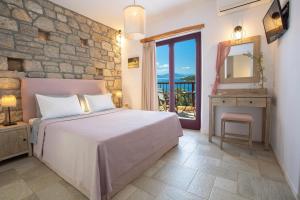 Postel nebo postele na pokoji v ubytování Amapola Boutique Villas with Sea Access - Agapi
