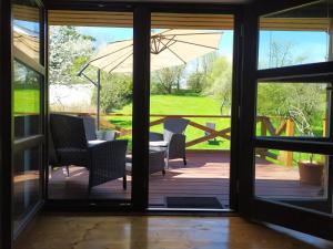 Posedenie v ubytovaní Forest Romantic Apartment Brdy