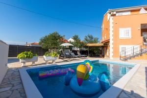 Bazén v ubytování Villa Spark with heated pool in Rogoznica Zecevo nebo v jeho okolí
