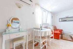 Posezení v ubytování Villa Spark with heated pool in Rogoznica Zecevo