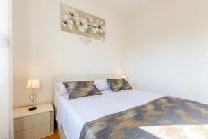 Postel nebo postele na pokoji v ubytování Villa Spark with heated pool in Rogoznica Zecevo
