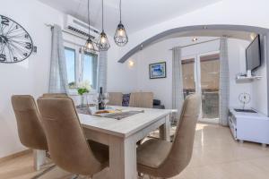 TV a/nebo společenská místnost v ubytování Villa Spark with heated pool in Rogoznica Zecevo