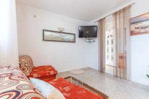 TV a/nebo společenská místnost v ubytování Villa Spark with heated pool in Rogoznica Zecevo