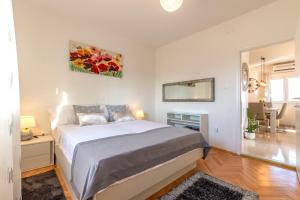 Postel nebo postele na pokoji v ubytování Villa Spark with heated pool in Rogoznica Zecevo + 37 fotografií