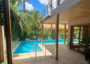 una piscina al centro di una casa di Casa Papito a Potrero