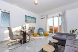 Posezení v ubytování Villa Spark with heated pool in Rogoznica Zecevo