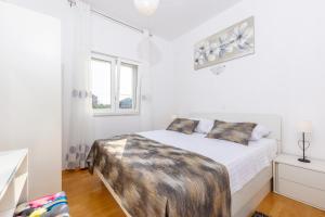 Postel nebo postele na pokoji v ubytování Villa Spark with heated pool in Rogoznica Zecevo