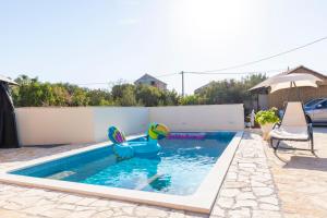 Bazén v ubytování Villa Spark with heated pool in Rogoznica Zecevo nebo v jeho okolí
