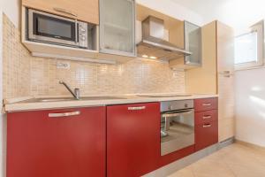Kuchyň nebo kuchyňský kout v ubytování Villa Spark with heated pool in Rogoznica Zecevo