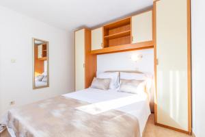 Postel nebo postele na pokoji v ubytování Villa Spark with heated pool in Rogoznica Zecevo
