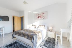 Postel nebo postele na pokoji v ubytování Villa Spark with heated pool in Rogoznica Zecevo