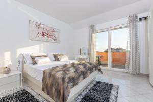Postel nebo postele na pokoji v ubytování Villa Spark with heated pool in Rogoznica Zecevo