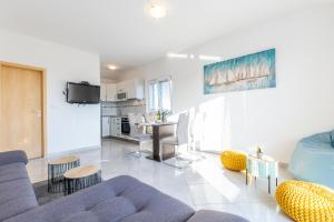 Kuchyň nebo kuchyňský kout v ubytování Villa Spark with heated pool in Rogoznica Zecevo