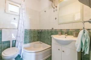 Koupelna v ubytování Villa Spark with heated pool in Rogoznica Zecevo