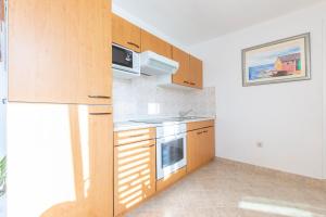 Kuchyň nebo kuchyňský kout v ubytování Villa Spark with heated pool in Rogoznica Zecevo