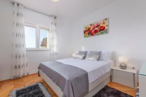 Postel nebo postele na pokoji v ubytování Villa Spark with heated pool in Rogoznica Zecevo