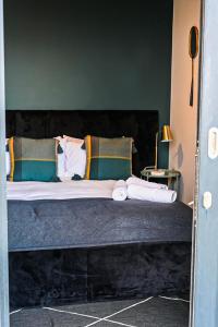 1 dormitorio con 1 cama con 2 almohadas en Rose Gold @The Winchester, en Ciudad del Cabo