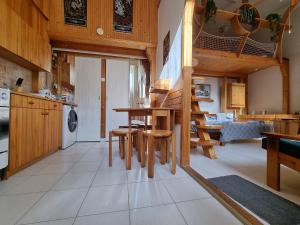 Kuchyň nebo kuchyňský kout v ubytování Little Cozy Apartman