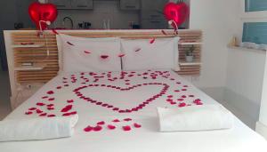 Una cama o camas en una habitación de Elegante open space con vasca idromassaggio a Trastevere