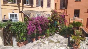 Un jardín fuera de Elegante open space con vasca idromassaggio a Trastevere