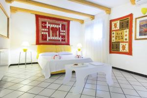 A bed or beds in a room at Villa Vanessa Még 25 kép