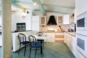 A kitchen or kitchenette at Villa Vanessa