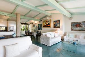 A seating area at Villa Vanessa