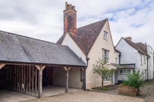 una vista exterior de una casa con garaje en Wonderful wooden beamed 17th century retreat - White Lion Cottage, en Hadleigh