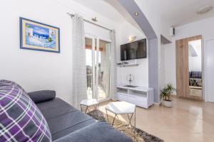 TV a/nebo společenská místnost v ubytování Villa Spark with heated pool in Rogoznica Zecevo