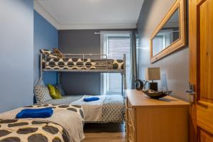 מיטה או מיטות קומותיים בחדר ב-City centre super spacious apartments free parking and wi fi