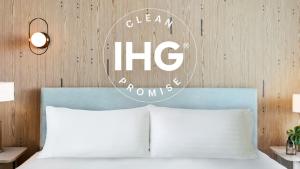 una señal sobre una cama con 2 almohadas en Holiday Inn Vancouver Downtown & Suites, an IHG Hotel, en Vancouver