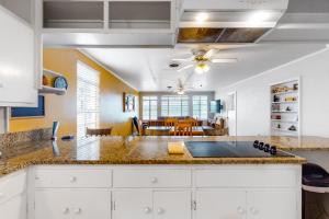 eine Küche mit einer Arbeitsplatte und einem Esszimmer in der Unterkunft Green Harbor Lake House in Kingsland