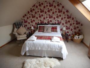 um quarto com uma cama com uma parede floral vermelha em 37 South Dell em Lower Shader