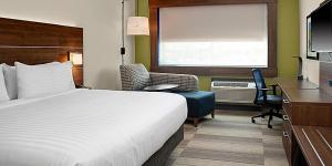 Postel nebo postele na pokoji v ubytování Holiday Inn Express & Suites - Houston NW - Cypress Grand Pky by IHG